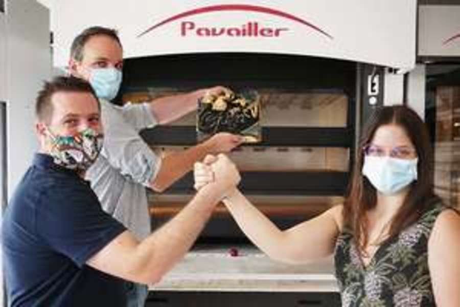 The Pavailler teams in front of the soles oven On
